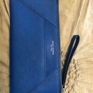 Henri bendel wristlet